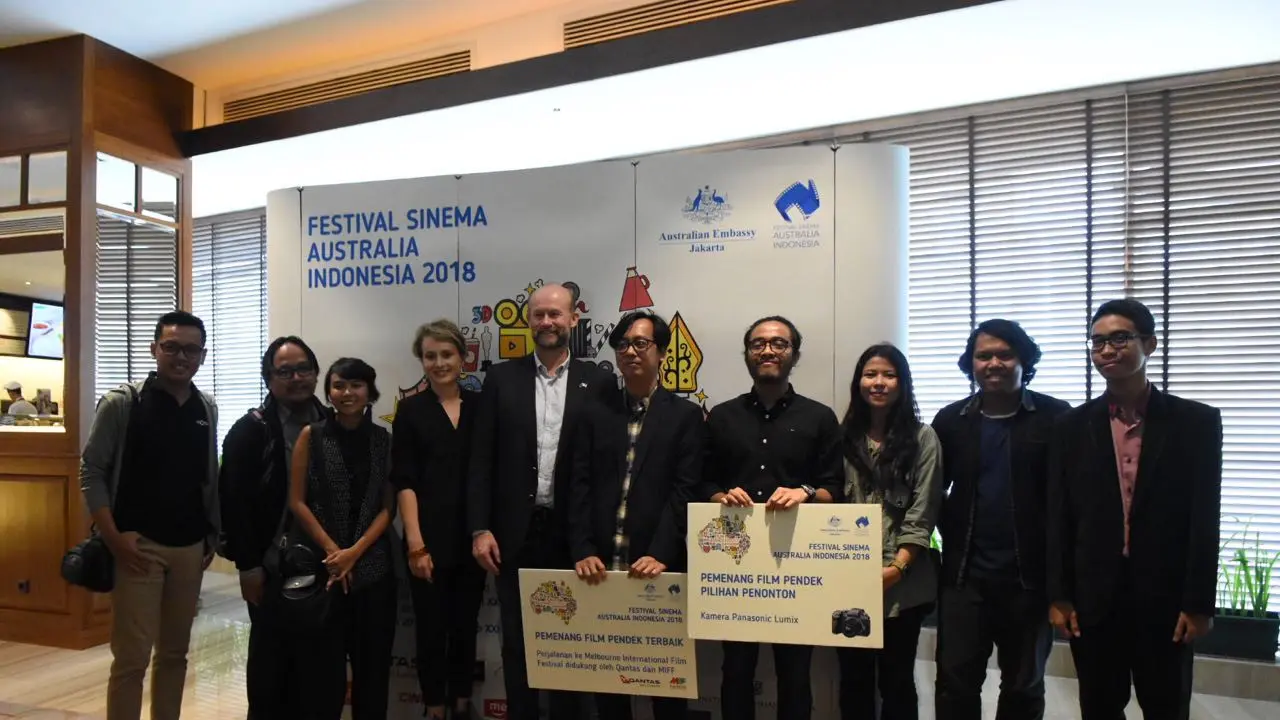 Kuasa Usaha Australia Allaster Cox (kelima dari kiri) bersama panelis juri dan pemenang penghargaan FSAI 2018 di Jakarta (sumber: Kedutaan Australia di Jakarta)