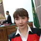 Roro Fitria menjalani sidang lanjutan kasus dugaan penyalahgunaan narkotika di PN Jakarta Selatan, Jakarta, Kamis (5/7). Roro Fitria tampil cantik dengan makeup lengkap, dari bedak, blush on hingga eyeliner. (Liputan6.com/Immanuel Antonius)