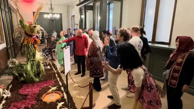Kreasi lipatan janur Burung Cendrawasih menjadi penghias pintu masuk utama dalam Eksibisi Flowertime yang digelar dari 11—15 Agustus 2023 di Grand Place, Brussels, Belgia