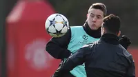 Gelandang Manchester United, Ander Herrera saat mengikuti sesi latihan tim  jelang menghadapi Sevilla pada babak 16 besar Liga Champions di kompleks pelatihan klub, Carrington, Manchester, Inggris (20/2). (AFP Photo/Oli Scarff)