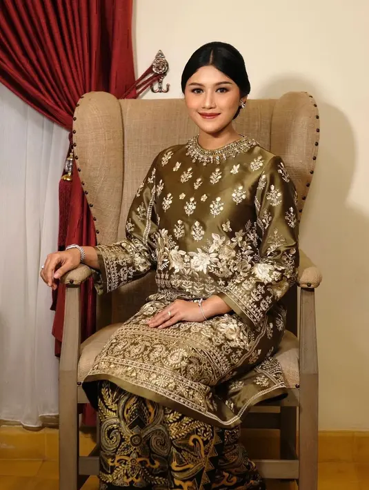 Elegannya penampilan Erina Gudono dibalut atasan berwarna hijau dengan bawahan bercorak batik yang serasi. Penampilannya cantik ditambah dengan berbagai aksesori sederhana, namun serasi. [Foto: Instagram/erinagudono]