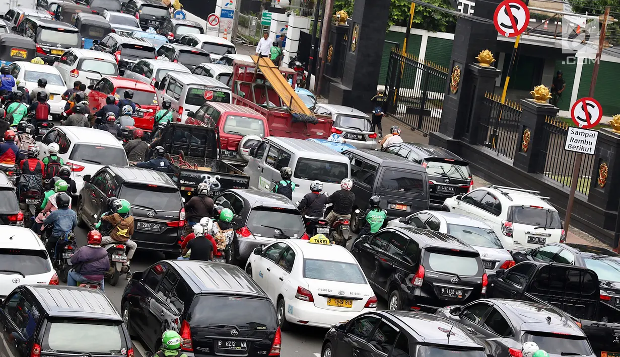 Kendaraan terjebak kemacetan di Jalan Medan Merdeka Timur imbas demo sopir taksi online di depan Istana Negara Jakarta, Rabu (14/2). Sopir taksi online meminta Menhub Budi Karya menghapus Permenhub Nomor 108 Tahun 2017. (Liputan6.com/Immanuel Antonius)