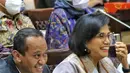 Menteri Keuangan Sri Mulyani (kanan) dan Menteri Investasi/Kepala Badan Koordinasi Penanaman Modal (BKPM) Bahlil Lahadalia (kiri) saat menghadiri Rapat Kerja (Raker) di Gedung Parleman, Jakarta, Kamis (8/12/2022). Raker membahas Rancangan Undang-Undang tentang Pengembangan dan Penguatan Sektor Keuangan (RUU PPSK). (Liputan6.com/Angga Yuniar)