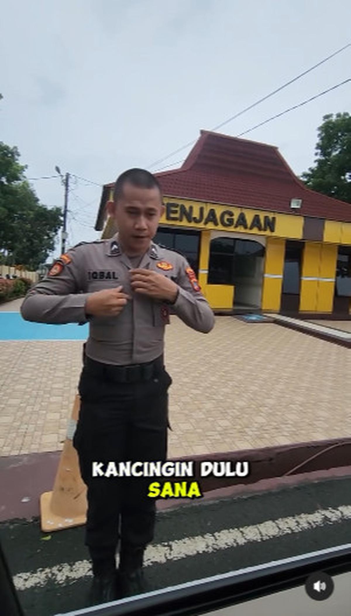 Kejutan Jenderal Berkaus Oblong, Anggota Jaga Langsung Lari Kancing Baju Jadi Sorotan
