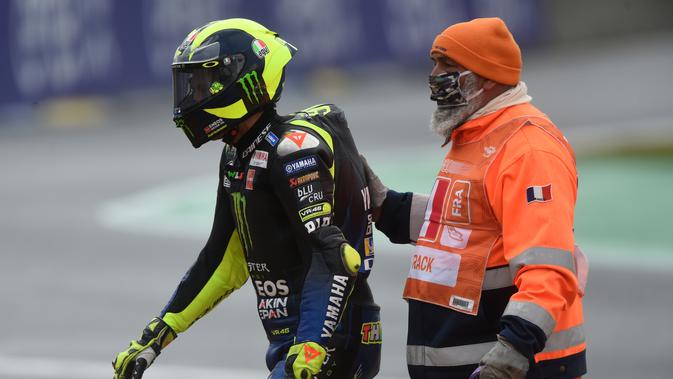Valentino Rossi usai mengalami kecelakaan pada balapan MotoGP 2020 di Sirkuit Le Mans, Prancis, Minggu (11/10/2020). (JEAN-FRANCOIS MONIER / AFP)