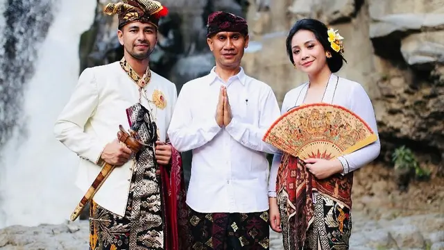 7 Pesona Raffi Ahmad dan Nagita Slavina saat Berbusana Adat Bali