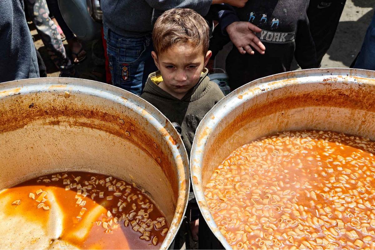 FOTO: Pilu! Ratusan Anak Gaza Kelaparan Mengantri Makanan