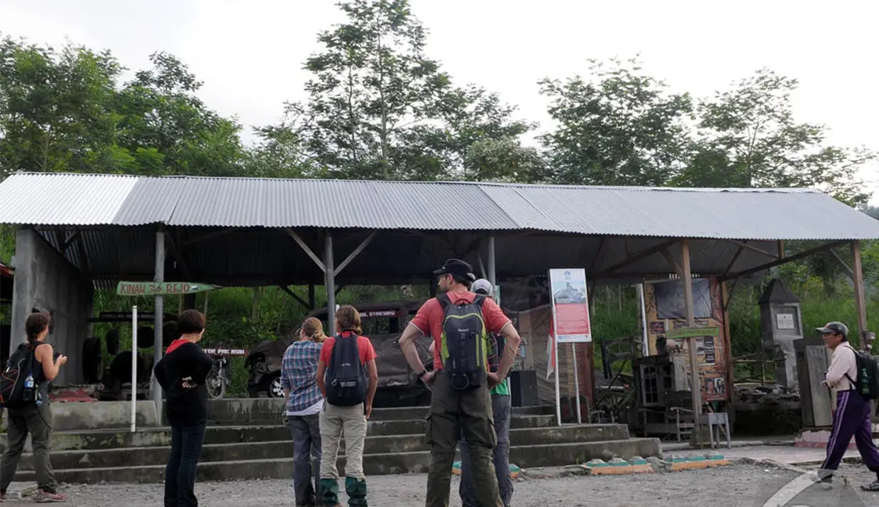Dunia pariwisata DIY tetap berjalan. Beberapa wisatawan asing sedang melihat Museum Mbah Maridjan, Yogyakarta, Senin (12/05/2014) (Liputan6.com/Andrian M Tunay).