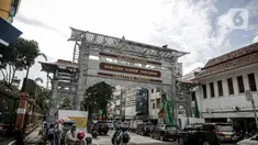 Sejumlah pekerja membangun gapura di Jalan Pancoran, Jakarta, Sabtu (11/6/2022). Pembangunan gapura tersebut bertujuan mempercantik kawasan Chinatown (Pecinan) Glodok Pancoran. (Liputan6.com/Faizal Fanani)