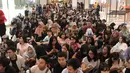 Fans BLACKPINK memasuki area acara Meet Lisa from BLACKPINK di Kota Kasablanka, Jakarta, Kamis (9/8). Para penggemar sangat antusias menyaksikan secara langsung Lisa BLACKPINK. (Liputan6.com/Herman Zakharia)