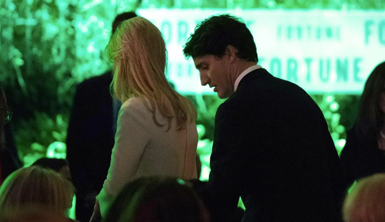 Putri Presiden AS Donald Trump, Ivanka Trump bersama PM Kanada Justin Trudeau saat menghadiri Fortune Most Powerful Women Summit 2017 di Smithsonian American Art Museum di Washington, AS (10/10). (AP Photo / Sait Serkan Gurbuz)