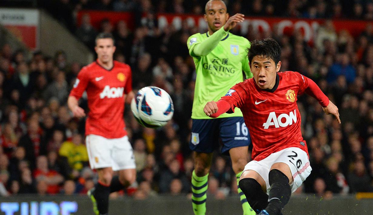 Shinji Kagawa. Gelandang berusia 33 tahun yang kini membela Sint Truiden di Liga Belgia ini pernah menjadi bagian Manchester United selama dua musim mulai 2012/2013 usai didatangkan dari Borussia Dortmund. Hanya mencetak 6 gol dari 57 laga, ia dilepas kembali ke Borussia Dortmund. (AFP/Paul Ellis)