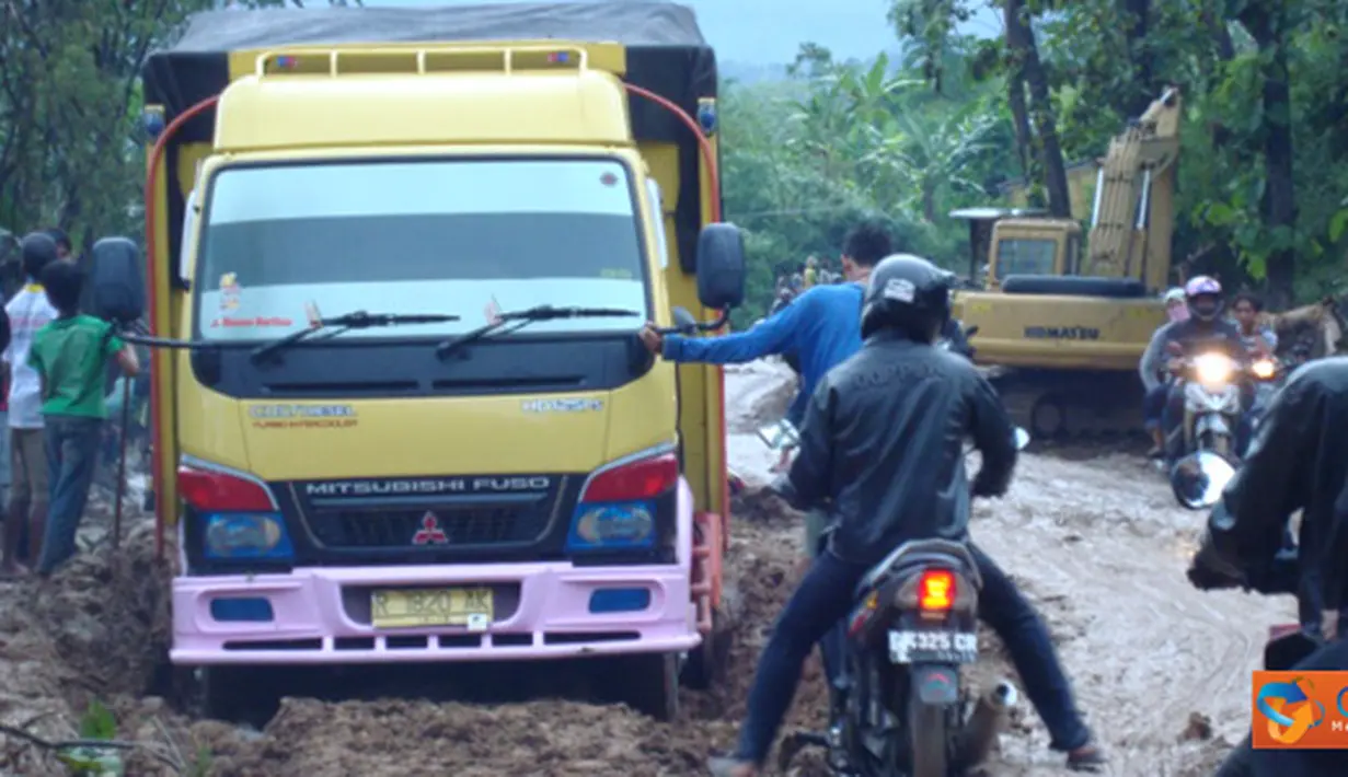 Citizen6, Siregol: Ternyata tidak hanya truk bahkan kendaraan roda dua ikut terjebak.