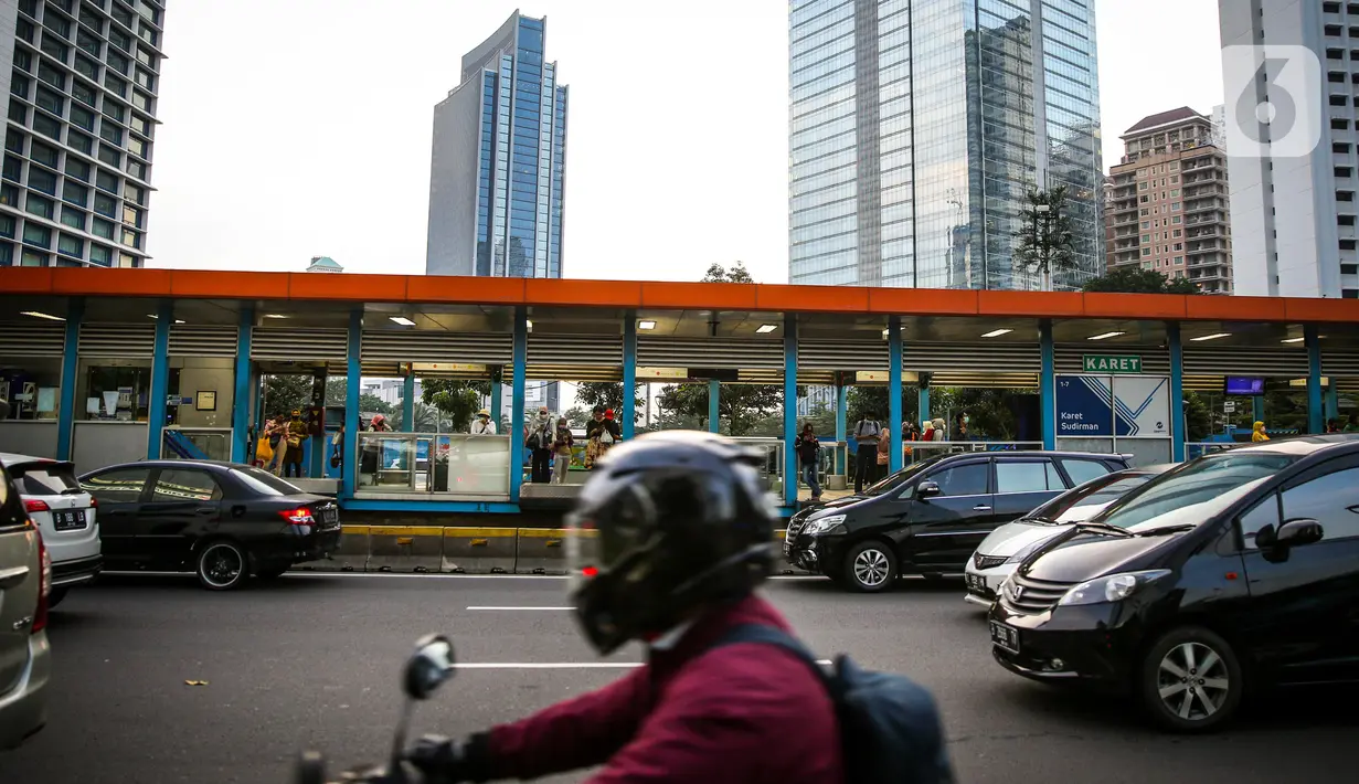 Kendaraan melintasi halte TransJakarta di Kawasan Sudirman, Jakarta, Senin (8/6/2020). Aktivitas perkantoran di Ibu Kota kembali beroperasi pada Senin (8/6) seiring penerapan Pembatasan Sosial Berskala Besar (PSBB) transisi. (Liputan6.com/Faizal Fanani)