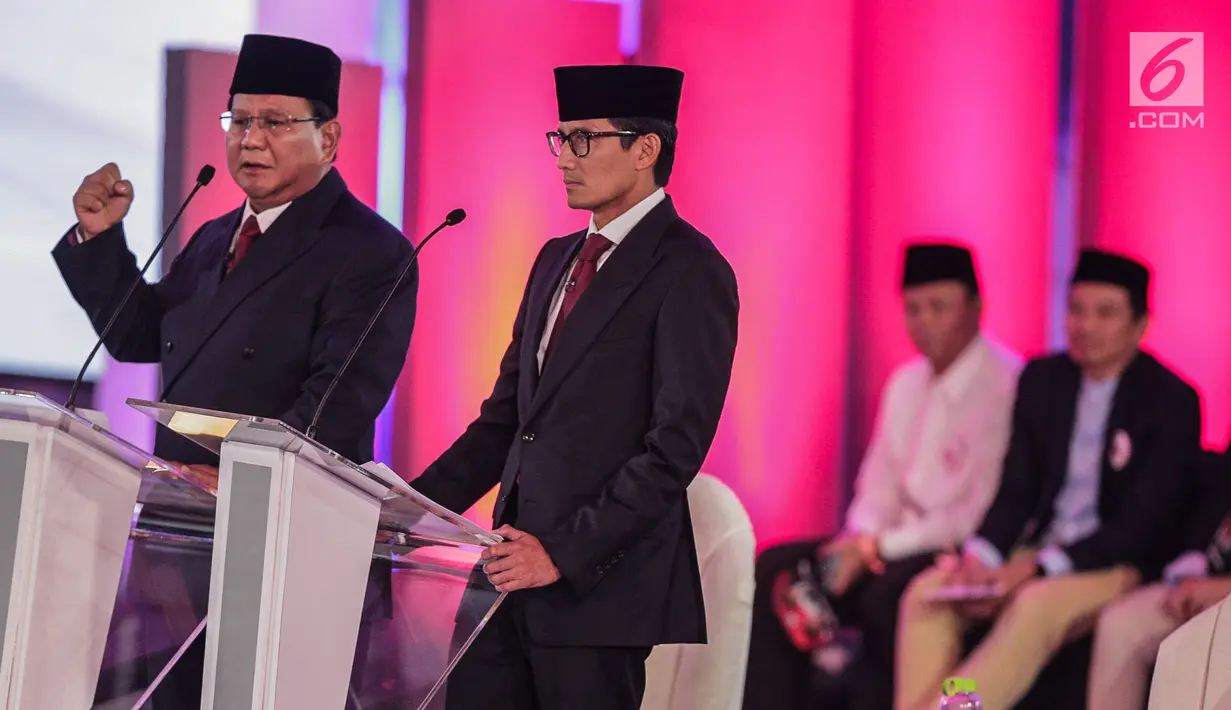 Capres dan Cawapres nomor urut 02 Prabowo Subianto-Sandiaga Uno memaparkan visi misi di Debat Pilpres 2019 pertama di Jakarta, Kamis (17/1). Debat perdana ini mengangkat tema hukum, hak asasi manusia, terorisme, dan korupsi. (Liputan6.com/Faizal Fanani)