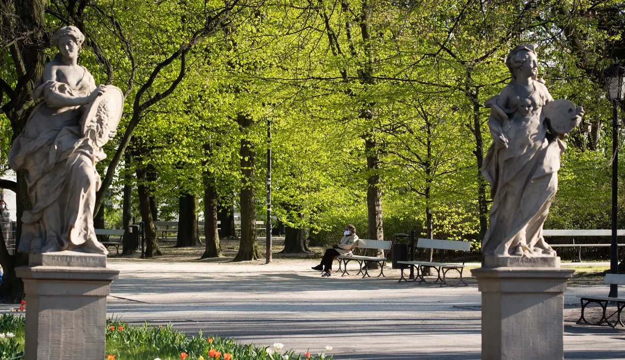 Seorang wanita menikmati cuaca cerah di taman Saxon di Warsawa, Polandia (20/4/2020). Pemerintah Polandia telah melonggarkan beberapa kebijakan pembatasan terkait pandemi COVID-19 pada Senin (20/4), dengan membuka kembali hutan dan taman untuk umum. (Xinhua/Jaap Arriens)