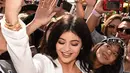 Kylie mengungkapkan ia selalu menggunakan sunblock agar melindungi kulitnya ketika terkena panasnya matahari. (AFP/Bintang.com)