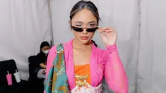 Selain performance musiknya, gaya busana Marion Jola kali ini juga sukses mencuri perhatian. Pasalnya, penyanyi jebolan Indonesian Idol ini tampil keren mengenakan kebaya dan kain batik, dengan sentuhan modern. (Liputan6.com/IG/@lalamarionmj)