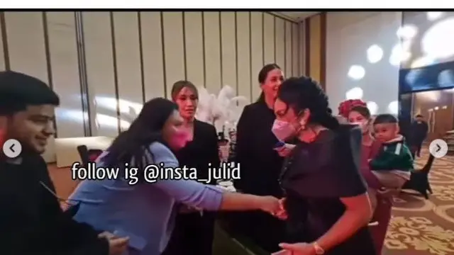 Krisdayanti saat akan dicium tangannya oleh Keanu Angle