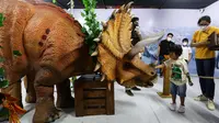 Anak-anak berinteraksi dengan dinosaurus di wahana Dino Xscape, “The First Ever Immersive Dino Experience” atrium Lippo Mall Kemang, Jakarta. (Liputan6.com)