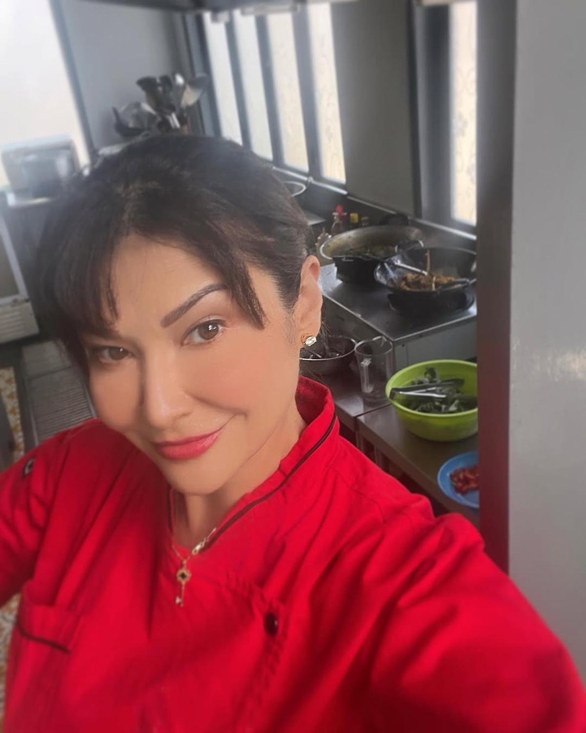 Bisnis Kuliner di Bali, Ini 7 Potret Tamara Bleszynski Turun Tangan Masak Sendiri