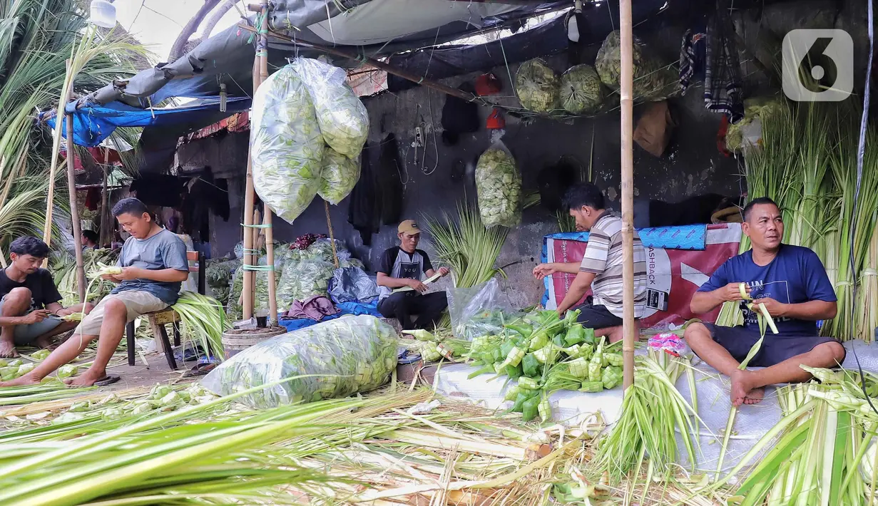 Menjelang lebaran, sejumlah pedagang musiman mulai menjajakan kulit ketupat. (Liputan6.com/Angga Yuniar)