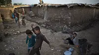 Bocah pengunsi Afghanistan bermain sepak bola di Pakistan. (AP Photo/Muhammed Muheisen)
