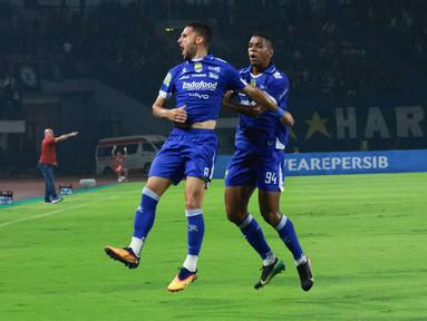 Persib Bandung tetap perkasa meski hanya bermain dengan sepuluh pemain. Tim berjulukan Maung Bandung itu berhasil menyikat Persis Solo di BRI Super League 2025/2026. (Bola.com/Erwin Snaz)