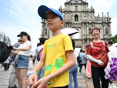 Kerumunan besar turis yang sebagian besar berasal dari Tiongkok berjalan melewati pusat bersejarah Makau selama liburan Golden Week pada 3 Oktober 2023. (Peter PARKS/AFP)