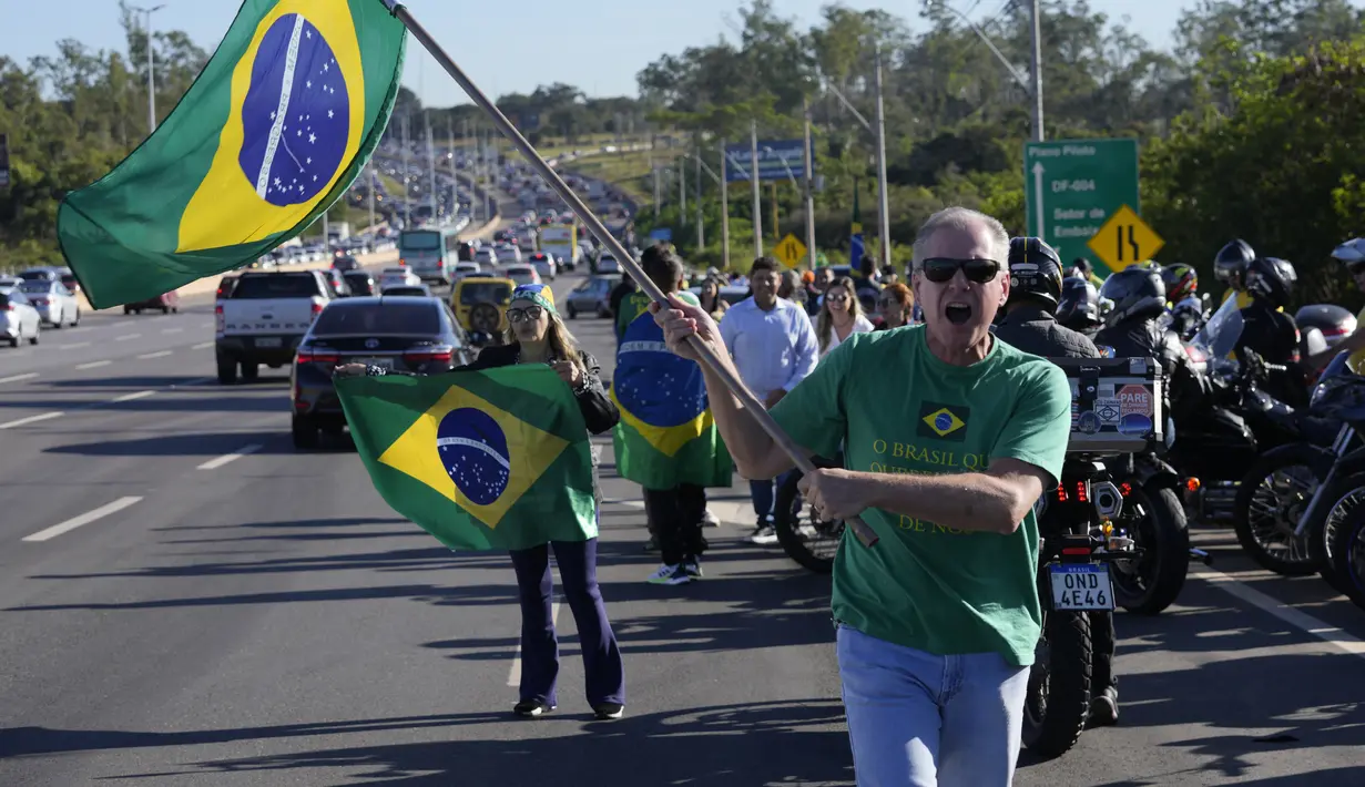 Saat ini mantan presiden itu tengah menghadapi masalah hukum akibat serangannya terhadap sistem pemilihan umum Brasil dan dugaan dirinya berperan mengompori pengunjuk rasa untuk menyerbu gedung-gedung pemerintah dalam kerusuhan 8 Januari. (AP Photo/Eraldo Peres)