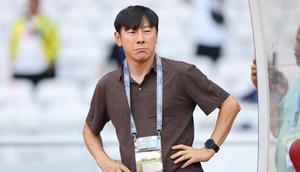 Reaksi kecewa pelatih Timnas Indonesia, Shin Tae-yong saat menghadapi Irak pada laga Grup F putaran kedua Kualifikasi Piala Dunia 2026 zona Asia di Stadion Utama Gelora Bung Karno (SUGBK), Senayan, Jakarta, Kamis (6/6/2024). (Bola.com/M Iqbal Ichsan)