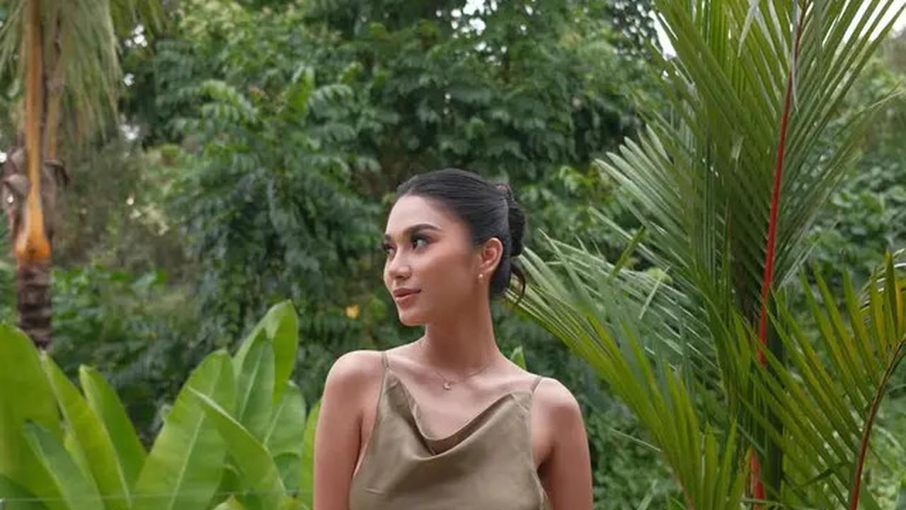 Gaya Berani Azizah Salsha Liburan di Bali Kenakan Dress Terbuka untuk Kondangan hingga Berjemur