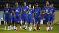 Para pemain tim Prancis tiba untuk sesi latihan di stadion Jassim Bin Hamad di Doha, Qatar, Kamis, 24 November 2022. Prancis akan bermain di Piala Dunia melawan Denmark pada 26 November. (AP Photo/Christophe Ena)