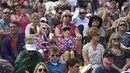 Fans Andy Murray dan juga Britania Raya tengah serius menyaksikan laga final tunggal putra  Wimbledon Championships 2016 di The All England Lawn Tennis Club,  Wimbledon, London, (10/7/2016).  (REUTERS/Toby Melville)