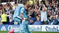 Pemain Manchester City, Aleksandar Kolarov merayakan gol ke gawang Everton pada laga Liga Premier Inggris di Stadion Goodison Park, Inggris, Minggu (24/8/2015). City berhasil menaklukan Everton 2-0. (Reuters/Andrew Yates)