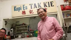 Mantan Menko Bidang Kemaritiman Rizal Ramli mengunjungi kawasan Glodok, Jakarta Barat, Kamis (15/2). Ekonom senior ini tak gentar meskipun cuaca tak bersahabat karena hujan deras dan beberapa lokasi tergenang. (Liputan6.com/Pool/Yasin)