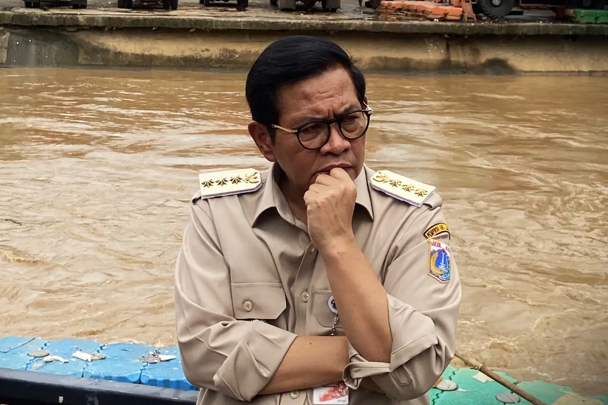 Gubernur Jakarta Pramono Anung saat meninjau Pintu Air Manggarai di Jakarta Selatan.