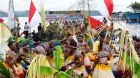 Pesta rakyat dan parade kebudayaan adat istiadat tanah Papua ini dipusatkan di kawasan Wisata Kalkote.