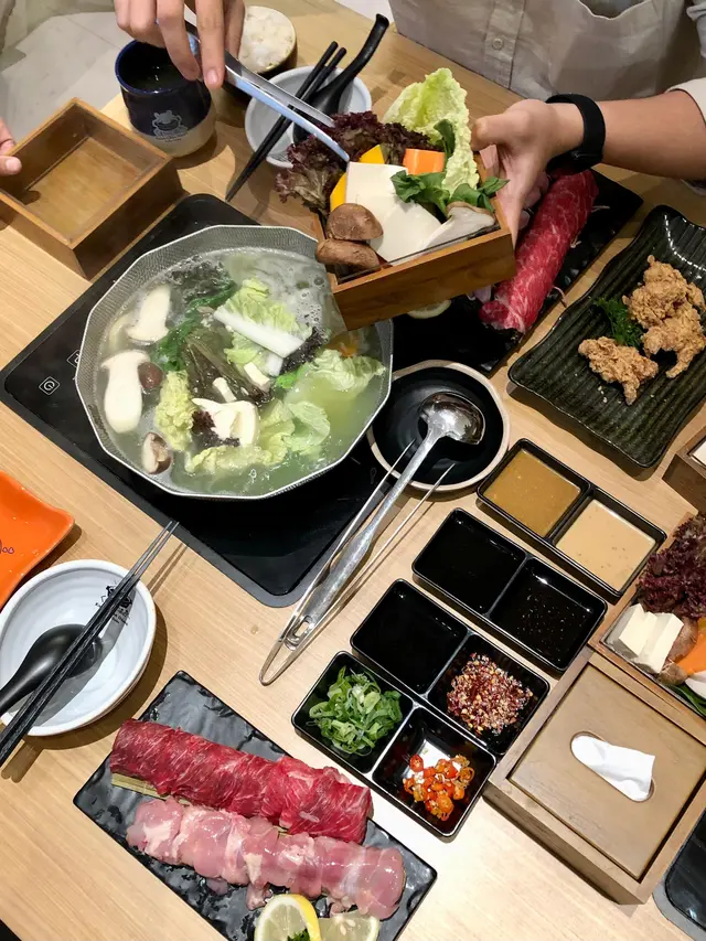 Proses memasukkan sayur dan daging setelah beruang meleleh di Kuma-Chan Onsen