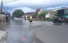 BPBD Pangkalpinang Sigap Evakuasi Barang Warga Terdampak Banjir Rob di Kampung Opas