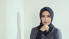“Sebenarnya ini masalah hubungan private aku sama Allah. Jadi biar aku sama Allah saja yang tahu alasannya mengapa,” kata Tantri di Studio RCTI, kawasan Kebon Jeruk, Jakarta Barat, Senin (2/4/2018) malam. (Bambang E Ros/Bintang.com