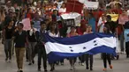 Ribuan demonstran turun ke jalan menuntut pengunduran diri Presiden Honduras, Juan Orlando Hernandez di Tegucigalpa, Jumat (24/7/2015).  Massa menuntut Presiden Juan Hernandez turun atas dugaan korupsi. (REUTERS/Jorge Cabrera)