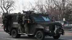 Petugas menyusuri tempat terjadinya aksi penembakan di toko King Soopers di Boulder, Colorado (22/3/2021).  Insiden penembakan yang terjadi di Colorado pada Senin, 22 Maret 2021 pukul 14.30 waktu setempat telah menewaskan 10 orang, termasuk seorang polisi. (AP Photo/Joe Mahoney)