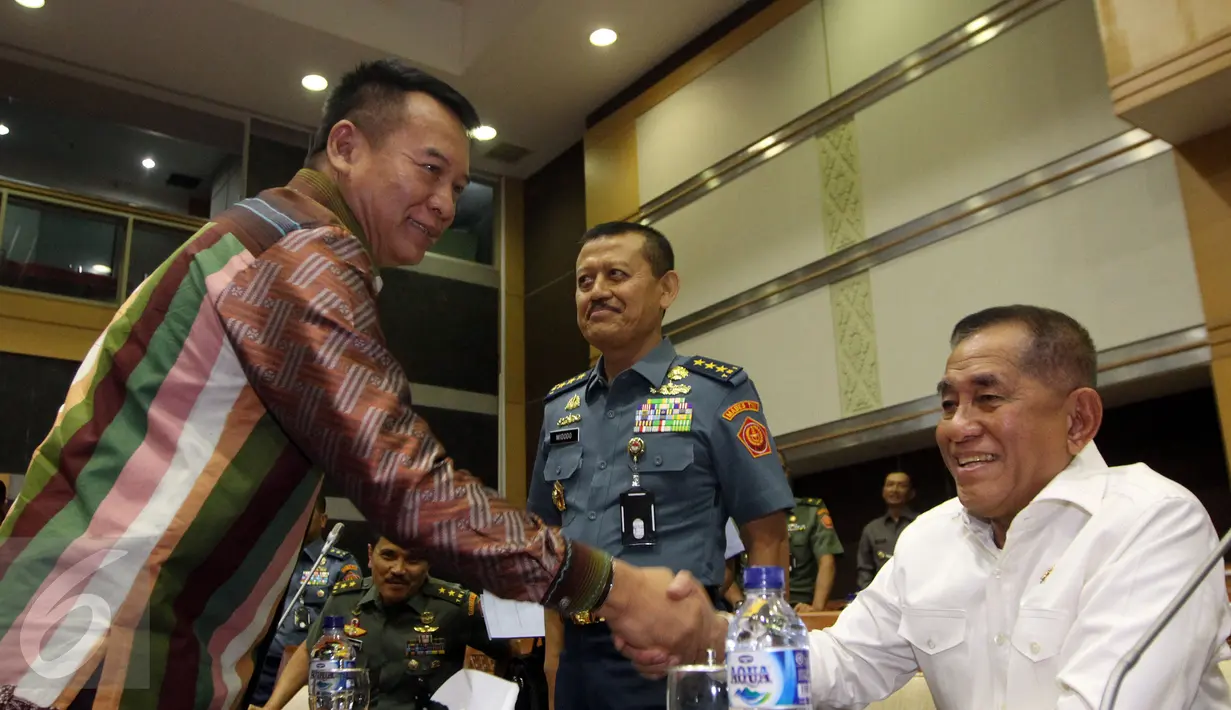 Menhan Ryamizard Ryacudu (kanan) saat menghadiri Raker di Komisi I DPR RI di Kompleks Parlemen, Jakarta, Kamis (13/4). Rapat kerja antara Kemenhan dan Komisi I membahas permohonan pergeseran anggaran Kemenhan dan TNI tahun 2017 (Liputan6.com/Johan Tallo)