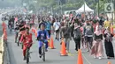 Aktivitas warga berolahraga saat Car Free Day di kawasan Bundaran HI, Jakarta, Minggu (10/11/2019). Warga Jakarta kini lebih leluasa berolahraga setelah Pemprov DKI memberlakukan larangan PKL berjualan di area HBKB mulai dari Jalan Sudirman hingga MH Thamrin. (merdeka.com/Iqbal S. Nugroho)