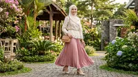 Ilustrasi maxi skirt hijab friendly. (c) Gemini AI