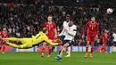 Peter Gulacsi lagi-lagi mementahkan peluang Inggris di pertengahan babak kedua melalui Mason Mount. (AFP/Ben Stansall)