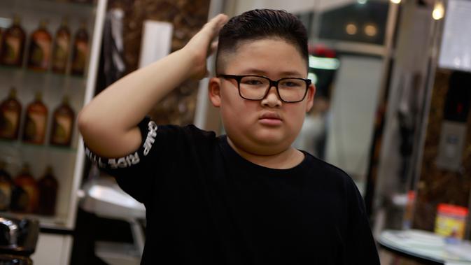 To Gia Huy setelah rambut dipangkas dengan gaya pemimpin Korea Utara Kim Jong-un di Hanoi, 19 Februari 2019. Salon di Vietnam menawarkan cukur gratis mode rambut Trump dan Kim jelang pertemuan keduanya pada 27-28 Februari mendatang. (AP/Hau Dinh)