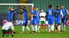 Para pemain Prancis merayakan kemenangan atas Bulgaria pada laga kualifikasi Piala Dunia 2018 di Stadion Vassil Levski, Sabtu (7/10/2017). Prancis menang 1-0 atas Bulgaria. (AFP/Dimitar Dilkoff)