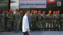 Presiden Joko Widodo (Jokowi) bersiap melepas keberangkatan  empat pesawat Hercules TNI AU yang membawa bantuan untuk pengungsi Rohingya yang melarikan diri ke Bangladesh, di Lanud Halim Perdanakusuma, Jakarta, Rabu (13/9).  (Liputan6.com/Faizal Fanani)